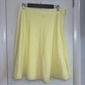 Old Navy Y2K 2000s Butter Yellow Skirt. Size: 10.
Low waisted. Knee Length.